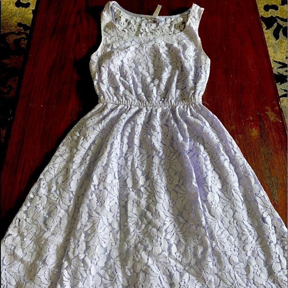 Woman’s divided lace midi dress